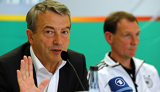 Nicht so hastig! Von einer Rücktrittsforderung will DFB-Chef Wolfgang Niersbach nichts wissen