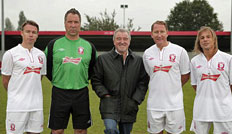 Graeme Le Saux, David Seaman, Ray Parlour und Claudio Caniggia (v.l.n.r.) im Wembley-Trikot