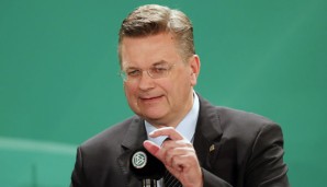 Reinhard Grindel weist die Kritik an seinem Abstimmungsverhalten bei der Absetzung der Chef-Ethiker zurück