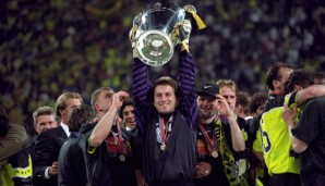 BVB-Keeper Stefan Klos stemmt 1997 in München den Champions-League-Pokal