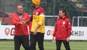 Duygu Erdogan zu ihrer Zeit bei Galatasaray zusammen mit Cheftrainer Fatih Terim und Didier Drogba