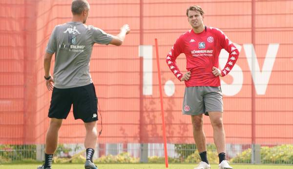 Eklat bei Mainz 05! Der Verein hat Stürmer Adam Szalai suspendiert und dem Ungarn nahegelegt, sich einen neuen Klub zu suchen. Szalai darf nun nicht mehr mit der Mannschaft trainieren, absolvierte aber dennoch am Rande des Platzes eine Einheit.