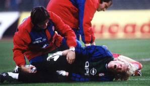 Gelegenheit, diese Summe zu rechtfertigen, bot sich Kahn in seiner ersten Saison in München aber nicht. Am 26. November 1994 erlitt er in einem Spiel gegen Bayer Leverkusen einen Kreuzbandriss.