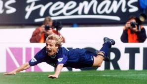 KLINSMANNS DIVER: Als er Mitte der 90er zu Tottenham Hotspur wechselte, sagte man Jürgen Klinsmann eine "leichte" Gleichgewichtsschwäche bei Körperkontakt nach. Mit dem Diver nahm er sich also selbst auf die Schippe - das kam gut an.