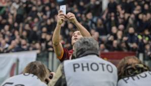 FRANCESCO TOTTIS SELFIE: Die Roma-Legende plante seinen Torjubel 2015 ganz genau. Das iPhone wurde bei Torwarttrainer Guido Nanni gebunkert - Totti traf, griff zu und knipste.