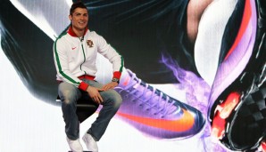 Gemeinsam mit Cristiano Ronaldo bringt Nike seit mehreren Jahren eine CR7-Version des Mercurial heraus. Hier präsentiert der Superstar seinen Nike Mercurial Vapor Superfly II. Wir zeigen euch weitere legendäre Schuh-Reihen.