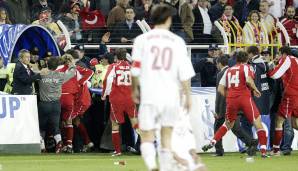 Mehmet Özdilek vs. Schweiz: Die entscheidende Begegnung um die Qualifikation zur WM 2006 zwischen der Türkei und der Schweiz ist als Skandalspiel in Erinnerung geblieben - auch dank Co-Trainer Özdilek.