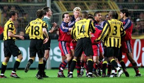 DIE SCHLACHT VON DORTMUND: Rosicky wurde im Januar 2001 also ein Dortmunder. Am 7. April 2001 folgte das erste Duell mit dem Klub, der ihn ebenfalls sehr gerne hätte verpflichten wollen. Nach dem Spiel schrieb der Spiegel von Gladiatorenkämpfen.