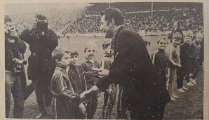 Markus Merk (2.v.l.) war am 31. Oktober 1970 im Alter von acht Jahren einer der stolzen Gratulanten, als Fritz Walter im später nach ihm benannten Stadion das Bundesverdienstkreuz verliehen wird.