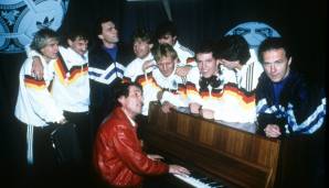 Jürgen Klinsmann, Rudi Völler, Holger Osieck, Frank Mill, Andreas Brehme, Lothar Matthäus, Andreas Möller und Franz Beckenbauer (von links nach rechts) mit Udo Jürgens