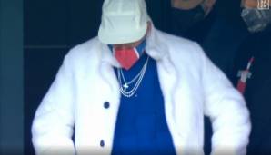 Ein weißer Fellmantel, Glitzerschmuck, eine farblich perfekt abgestimmte Kappe und ein Mundschutz in den Vereinsfarben von Paris Saint-Germain. Hier liegt mächtig Swag in der Luft! Doch um welchen Fußballstar handelt es sich eigentlich?