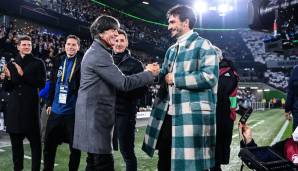 Mit seinem modischen Mantel zog Mats Hummels beim Abschied von Joachim Löw die Blicke auf sich - und manchen Spott der ehemaligen Kollegen. Lukas Podolski würde die grün-weiß-karierte Winterkleidung nicht tragen und bezeichnete sie als "gewagt".