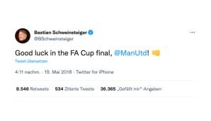 Schweini war aber geübt. Nur Wochen vorher wünschte er seinem Ex-Klub Manchester United für das Finale des FA-Cups im Wembley viel Glück. ManUniteds Twitter-Acount bedankte sich sogar auf Deutsch.
