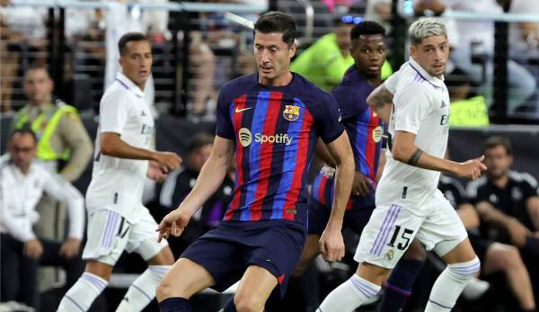 Robert Lewandowski spielt seinen ersten Pflichtspiel-Clasico im Trikot des FC Barcelona.