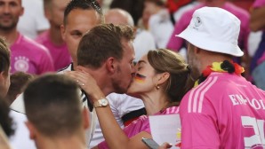 JUlian Nagelsmann und Freundin Lena Wurzenberger küssen sich nach dem 2:0 der DFB-Elf gegen Ungarn.