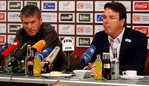 Funkel (l.) und Bruchhagen auf der Pressekonferenz am Donnerstagmittag: Man geht getrennte Wege