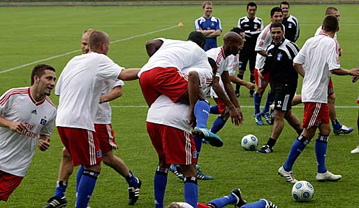 Das Huckepack-Tragen sorgte bei Spielern und Fans für Erheiterung