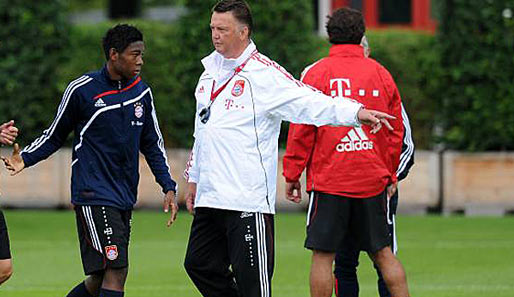 Bayern-Coach Louis van Gaal gibt Anweisungen an David Alaba (l.)