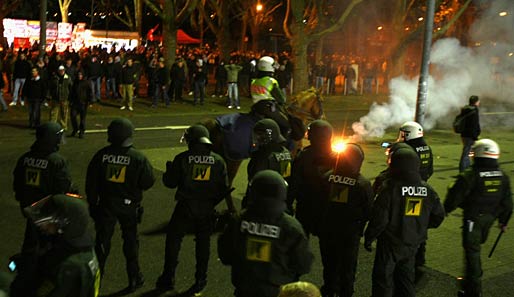 Immer wieder kommt es bei Fußball-Spielen zu Auseinandersetzungen zwischen Fans und Polizei