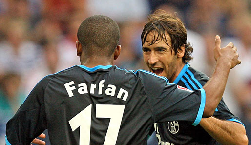 Jefferson Farfan (l.) hier im Bild mit Schalke-Kollege Raul hat Ärger mit der peruanischen Nationalelf
