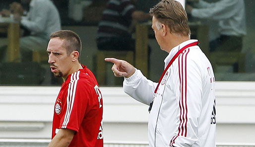 Louis van Gaal (r.) missfiel die Vorstellung von Ribery beim Test gegen Unterhaching