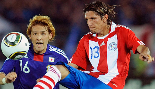 Der japanische Nationalspieler Hajime Hosogai (l.) wird bis 2012 beim FC Augsburg spielen