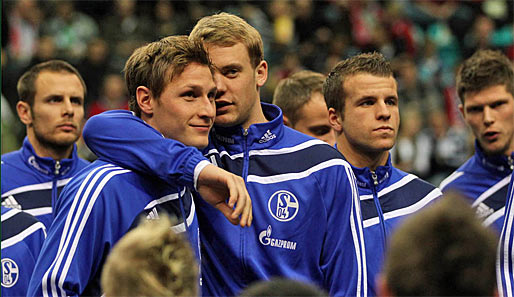 Benedikt Höwedes (l.) spielt seit 2001 beim FC Schalke 04 und wurde 2009 zum Profi