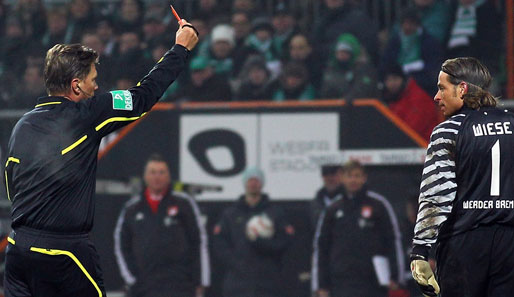 Werder Bremens Tim Wiese wurde nach seiner Roten Karte für drei Spiele gesperrt