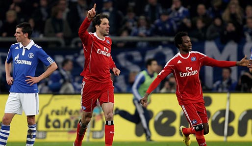 Ruud van Nistelrooy (M.) erzielte den Siegtreffer für den HSV auf Schalke