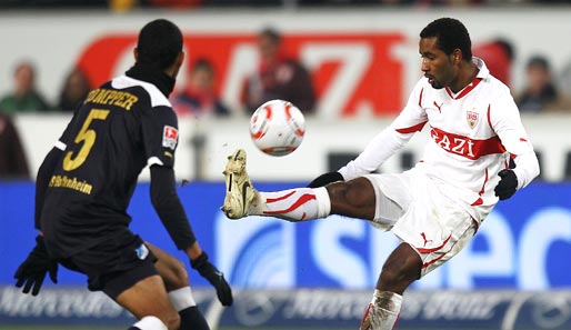 Cacau (r.) ist nach Adduktorenproblemen wieder fit beim VfB Stuttgart