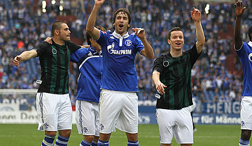 Soll über 2012 hinaus bei Schalke 04 bleiben: Raul (M.)