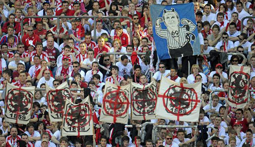 Präsident Uli Hoeneß wurde von den Bayern-Fans als Teufel mit "60 München" auf der Brust karikiert