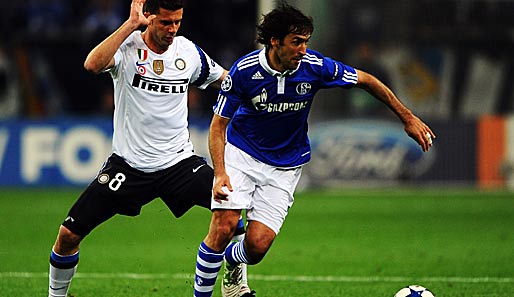 Weiß gegen blau heißt es auch im Sommer, wenn Raul (r.) mit Schalke 04 bei Real Madrid gastiert