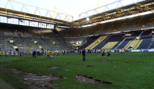 Die Fans können sich ein Stück des Meisterrasens von Borussia Dortmund sichern