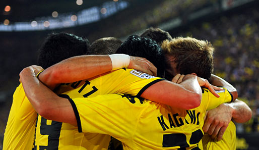 Neue Saison, altes Bild: Jubelnde Dortmunder liegen sich nach einem Torerfolg in den Armen