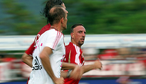Franck Ribery (h.) hofft auf einen Einsatz von Arjen Robben (v.)