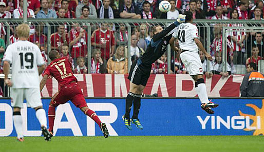 Bayerns Manuel Neuer ermöglichte mit diesem Patzer den Gladbachern das Siegtor