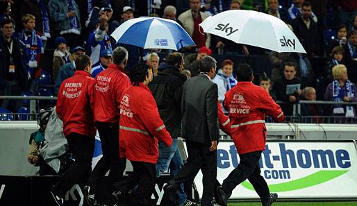 Markus Merk musste durch Security-Leute und Regenschirme geschützt werden