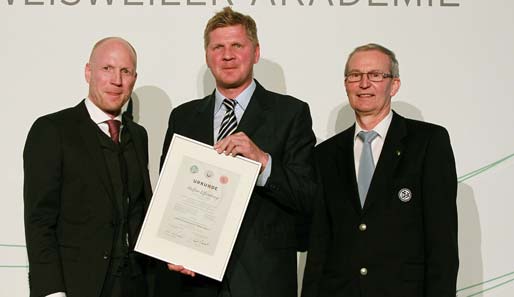 Stefan Effenberg (M.) mit Matthias Sammer (l.) und Rainer Milkoreit