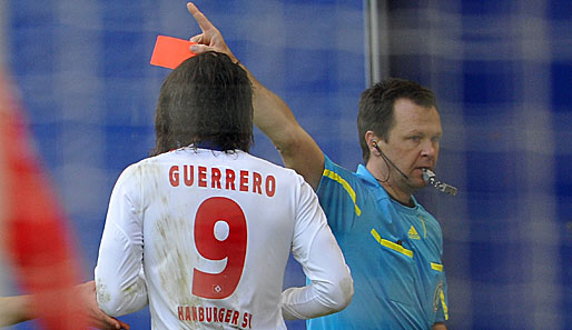 Kein Pardon: Schiedsrichter Sippel schickt Paolo Guerrero nach dessen Frustfoul sofort vom Platz