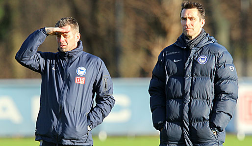 Ex-Trainer Michel Skibbe (l.) sendete zuletzt harte Kritik in Richtung Hertha-Manager Michael Preetz