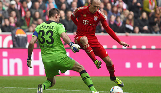 Bald Teamkollegen? Tom Starke (l.) im Duell mit Bayerns Arjen Robben