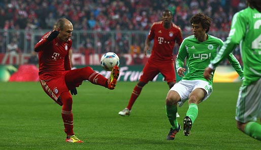 Arjen Robben (l.) wird mit den Bayern in Guangzhou auf Wolfsburg treffen