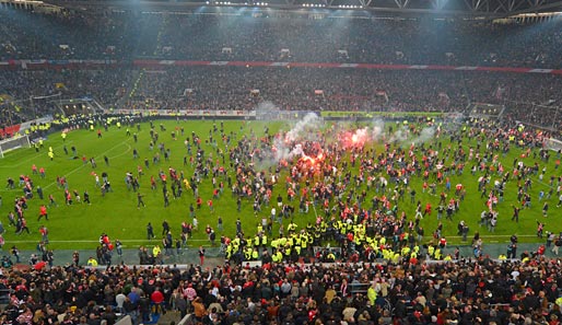 Beim Relegationsspiel zwischen Fortuna Düsseldorf und Hertha BSC stürmten Fans das Spielfeld