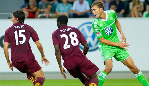 Bas Dost (r.) verlor mit Wolfsburg den Test gegen ManCity mit 0:2