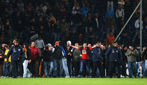 Beim Pokalspiel zwischen Hannover und Dynamo Dresden waren Fans auf den Platz gestürmt