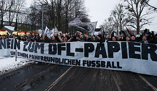 "Nein zum DFL-Papier" - die Fans von Hannover und Leverkusen machten gemeinsame Sache