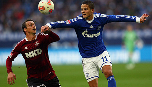 Nürnbergs Markus Feulner (l.) im Duell mit Ibrahim Afellay (r.) vom FC Schalke 04