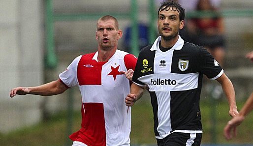 Martin Latka (l.) im Duell mit Marco Parolo vom FC Parma