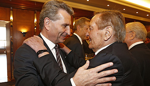 Gerhard Mayer-Vorfelder (r.) war bereits Präsident des VfB, Günther Oettinger (l.) könnte es werden